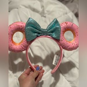 ADULT DISNEY DONUT GLITTER BOW EARS NEVER WORN.